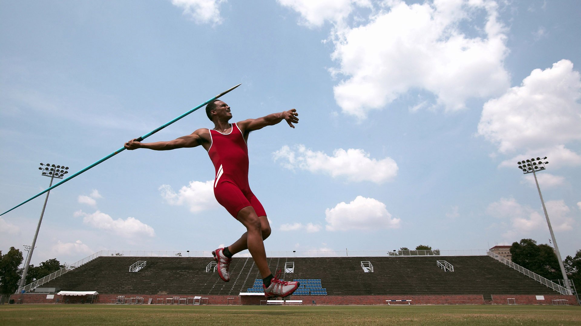 媒体报道:赛事专栏作者对热门对局的战术解读,热门对战平台