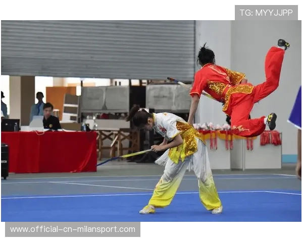 运动“绝技”集锦：运动员“花式变招”震撼全场！