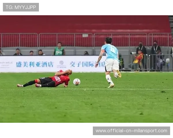 成都蓉城亚历斯祖上抢凶狠,断球后立刻直塞身后